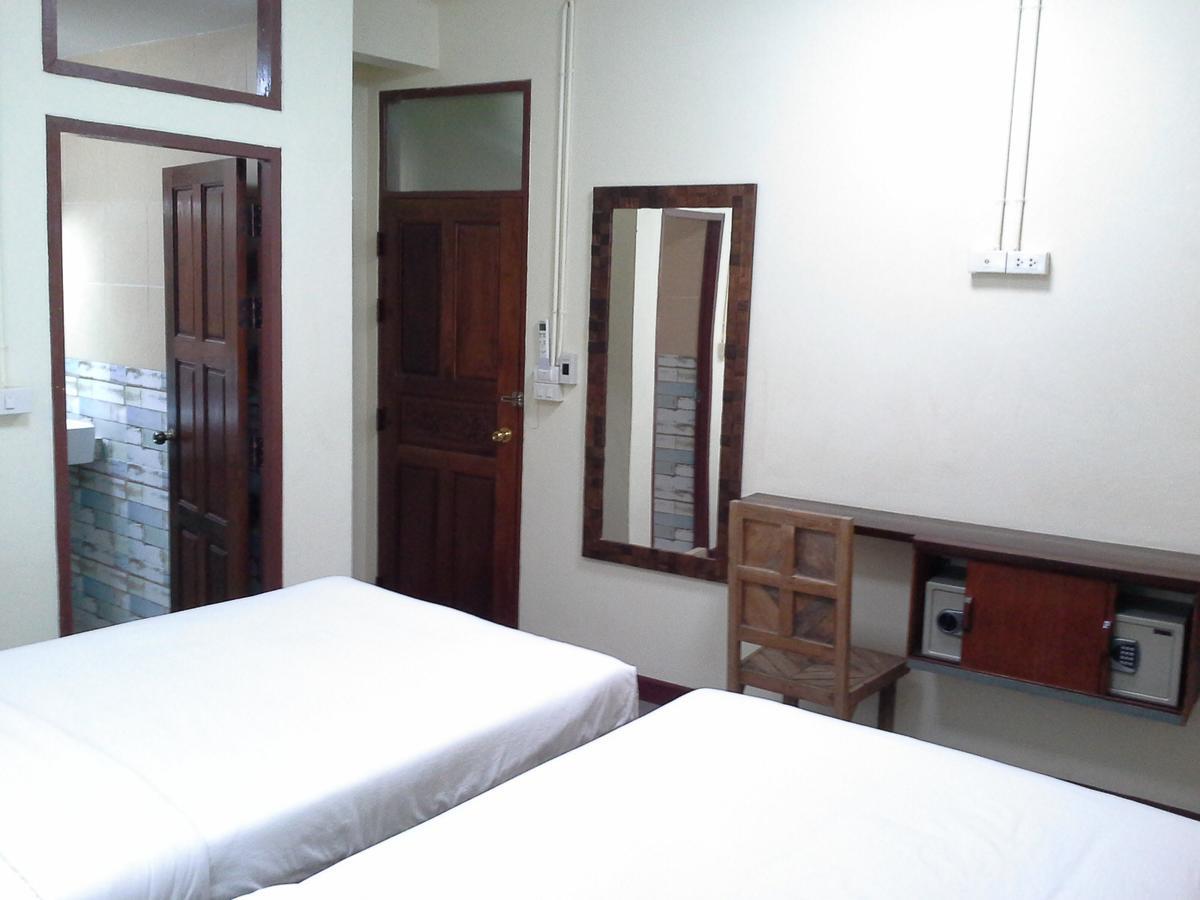 Bc Guesthouse Banglamphu Bangkok Esterno foto